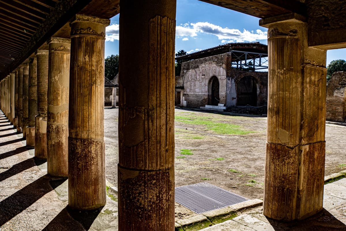 Hero image illustrating Graffiti di Pompei: Messaggi di 2.000 Anni Fa Che Provano Che Gli Umani Non Cambiano Mai' in Pompeii, Italy