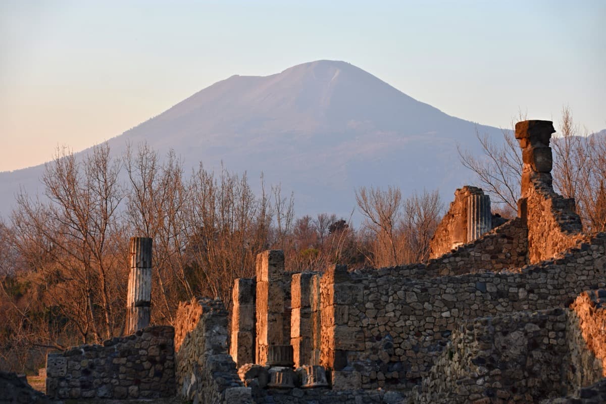 Rovine di Pompei in inverno con cielo nuvoloso