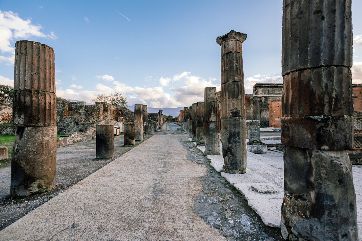 Ruines de Pompéi avec le Vésuve en arrière-plan