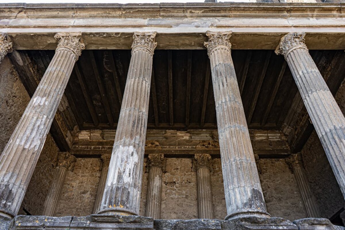 Hero image illustrating Meilleur Moment pour Visiter Pompéi 2026 : Guide Ultime sur la Météo, les Foules et Nouvelles Réglementations in Pompeii, Italy