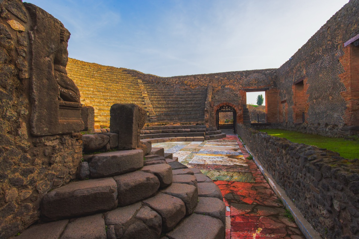 Hero image illustrating Historia Pompejów: Od Założenia po Zagładę i Odkrycie | Przewodnik 2026 in Pompeii, Italy